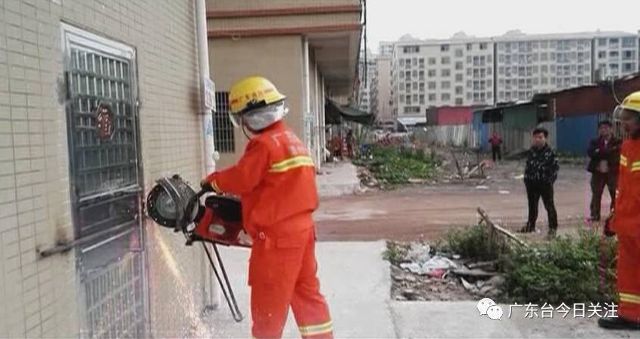 房东解释道:“他偷偷进去了,我不知道他从哪里进去。晚上报了警之后,就封掉了。” 原来,该男子第一次潜入屋后,被房东发现,报警后将他放了出来。后来房东又看到门窗被撬开,于是再次焊上铁条,不过这次他并不知道房内有人。随后,消防官兵用消防破拆工具将铁条卸了下来,被困男子从屋里走了出来。据了解,被困男子姓陶,他承认,确实是自己偷偷潜入屋内的。