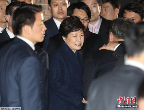 朴槿惠被弹劾下台后,离开青瓦台返回私宅。