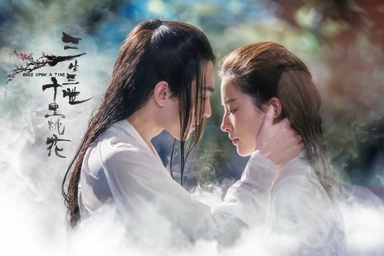刘亦菲杨洋“白夜夫妇”温泉共浴