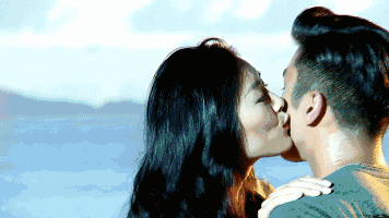 恩. 啵!(亲一下) 恩? 不好意思你太可爱了,没忍住. 看电影的时候