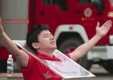 春花记得张杰好像也去过成体,当时还跳 日地舞来的.