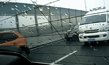 早高峰为救护车让出生命通道