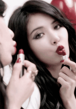 一出场宛如天后降临 红色定番穿搭让你制霸这个夏