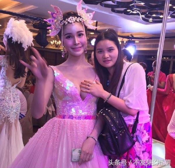 与泰国人妖合影, 只需4元, 真的是良心价!