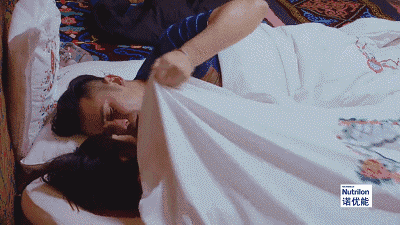 将孩子搂在怀里哄着睡觉