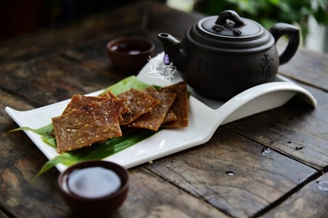 其实,感觉猪肉脯当做茶食也蛮有趣的,喝茶的时候来一片,管它长不长肉