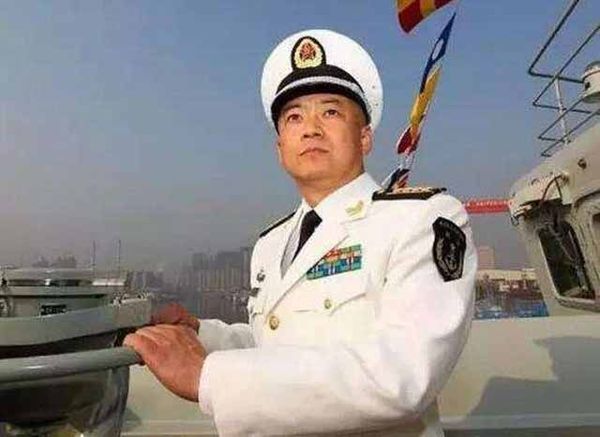 第一位走进画面的就是辽宁舰航母编队司令员海军少将陈岳琪.
