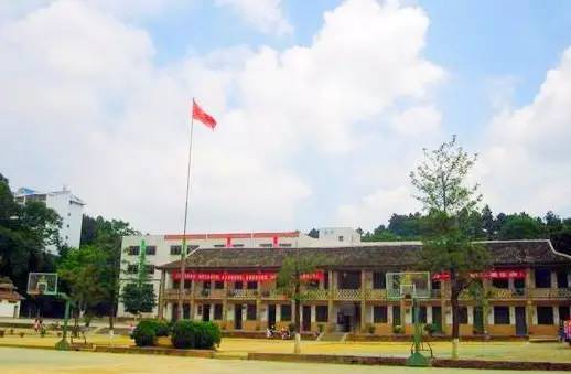 定南三中搬迁后,这所"九年一贯制"学校叫什么名字好呢?