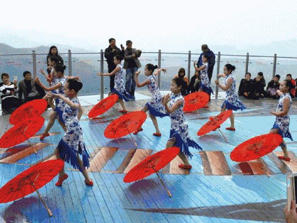 小小美少女在马仁奇峰玻璃栈道舞动中国风