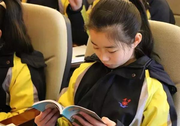 在法治课后 巡讲团成员还与涪陵五中的学生代表 家长代表和教师代表