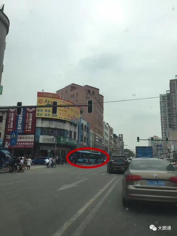 今天下午就在沃尔玛对面有辆公交撞上商铺,你看到了吗