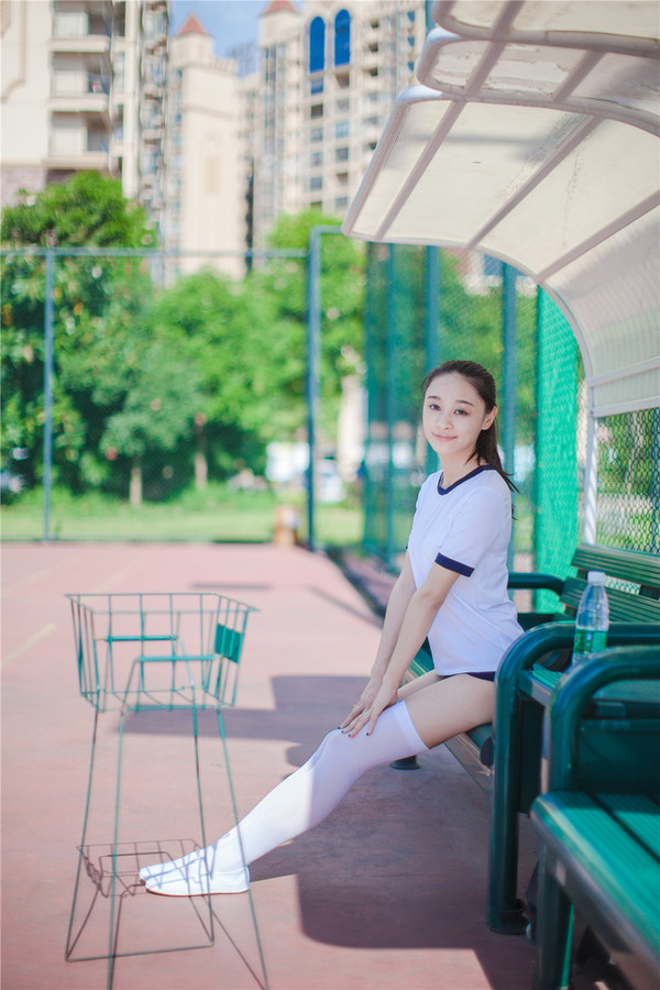 学校操场上喜欢运动的青春美少女同学!