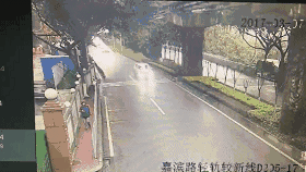 通常情况下,行人不遵守交通规则的原因一般有两个: 交通设施不健全与