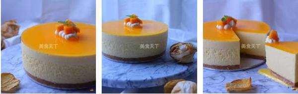 在芝士蛋糕表面挤上简单的花式,切一点芒果放在奶油上,简单装饰即可