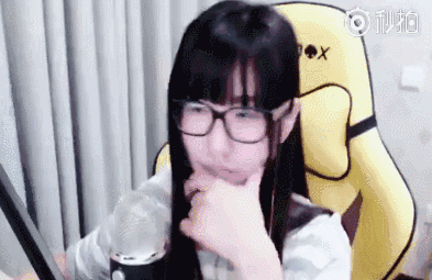 我们先看看小苍是如何卖萌的吧,小苍的几个动作,托下巴,抿嘴,么么哒!