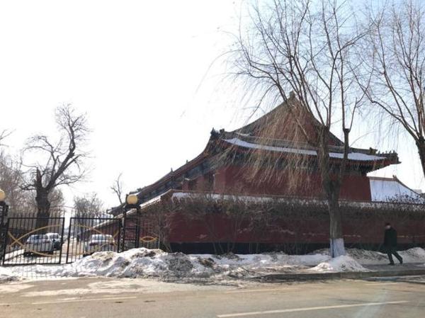 小时候就是在这个大院里,早上听着起床号、听着士兵早操起床洗漱,夜晚听着熄灯号看着月光和星星入梦。 渐渐长大了与战士和同学们一起在俱乐部看电影、与他们一起在大食堂排队打饭、与他们一样住在筒子楼里、与 小时候就是在这个大院里,早上听着起床号、听着士兵早操起床洗漱,夜晚听着熄灯号看着月光和星星入梦。 渐渐长大了与战士和同学们一起在俱乐部看电影、与他们一起在大食堂排队打饭、与他们一样住在筒子楼里、与他们一起在三系大操场踢球跑步.