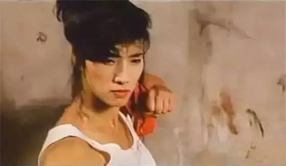 于是在1996年的时候退出香港影坛,并选择结婚生子,婚后定居到美国.