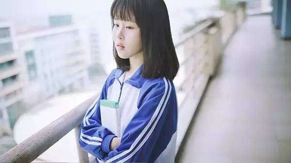 毕竟当年班花穿上校服你