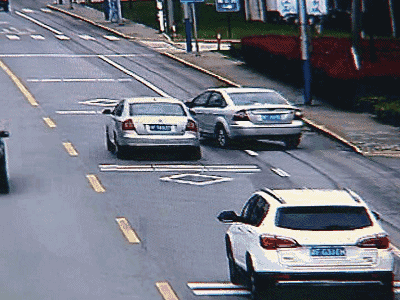 交警说,被撞的那辆车是正常行驶,而且是车速也不快.