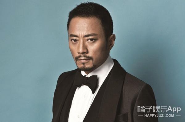 张涵予领奖时与徐克、冯小刚的合影