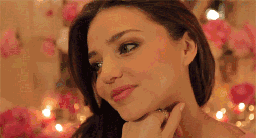 涂在双唇上,不仅可以遮唇纹,还能遮盖深唇色,让你的唇膏更显色!