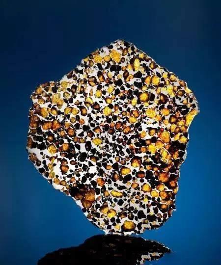 一年前赏石君曾分享过一篇新疆阜康陨石的文章,这块"会发光"的陨石