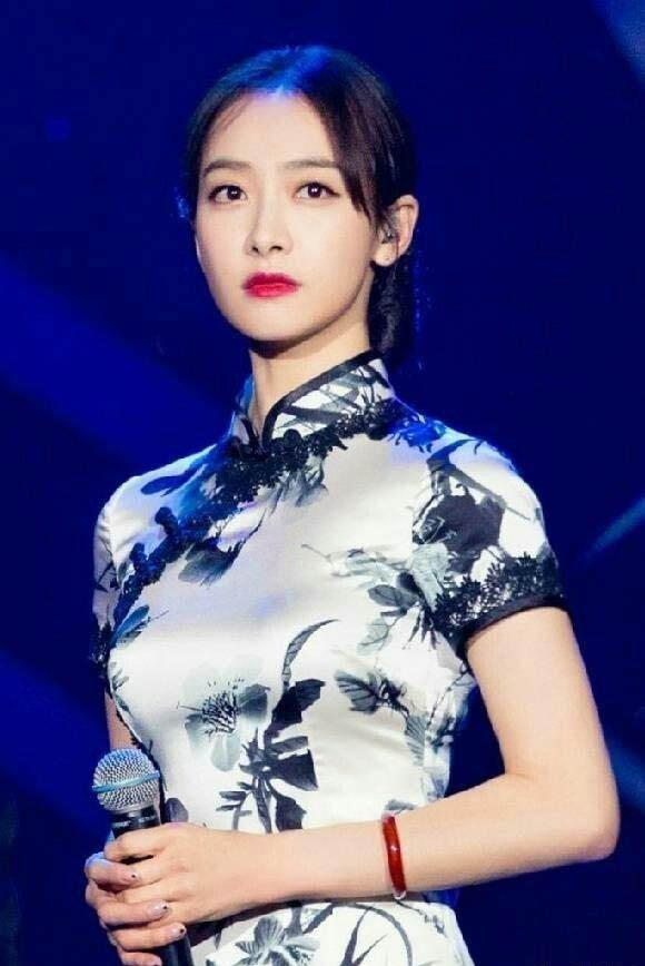 古典东方美 宋茜穿旗袍温婉高贵,身材玲珑有致