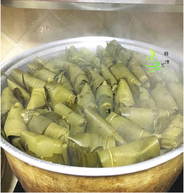 土家族巧媳妇手工造桐叶蒿子粑粑