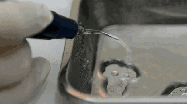 洗牙是通过超声波震动和水雾冲洗来清除牙结石,牙菌斑,减轻牙龈炎症