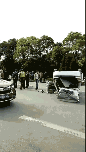 目击者称,事故发生时出现好几辆车连续相撞,包括一辆出租车,一辆宝马