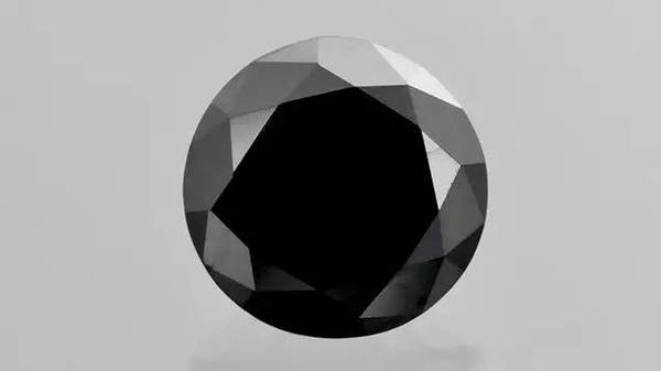 另外,最新发现的迷惑性较高的黑色钻石仿制品是人工合成的碳化硼,但是