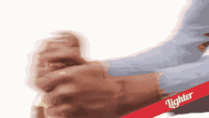 ▼ 用另一个瓶子,汤匙,筷子对准瓶盖,手握住瓶口,利用杠杆原理向上