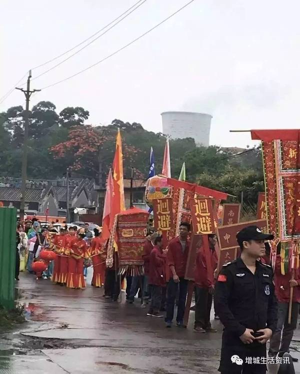 男子抬着帅府爷"玉封道果康圣真君"和车爷"南昌五福车大元帅"的神像