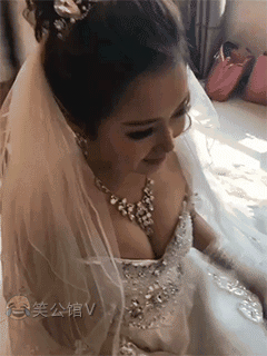 厉害我的妹子,单手提男人,真乃女汉子也!