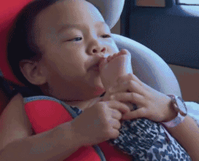 别吵我,让我安静地啃一会儿…… ▼ 哈哈哈…… 看到这么萌萌哒的宝宝