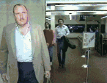 他的身上,携带了一直38口径的左轮手枪… 当犯人jeff由警方护送,经过