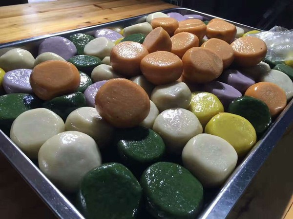这道小吃名叫五彩糯馍,据说是武鸣的美食新品; 其原料和做法既传承了