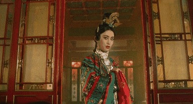 其实张敏是国字脸,加上五官轮廓较深,天然自带一种坚强的感觉,可她的