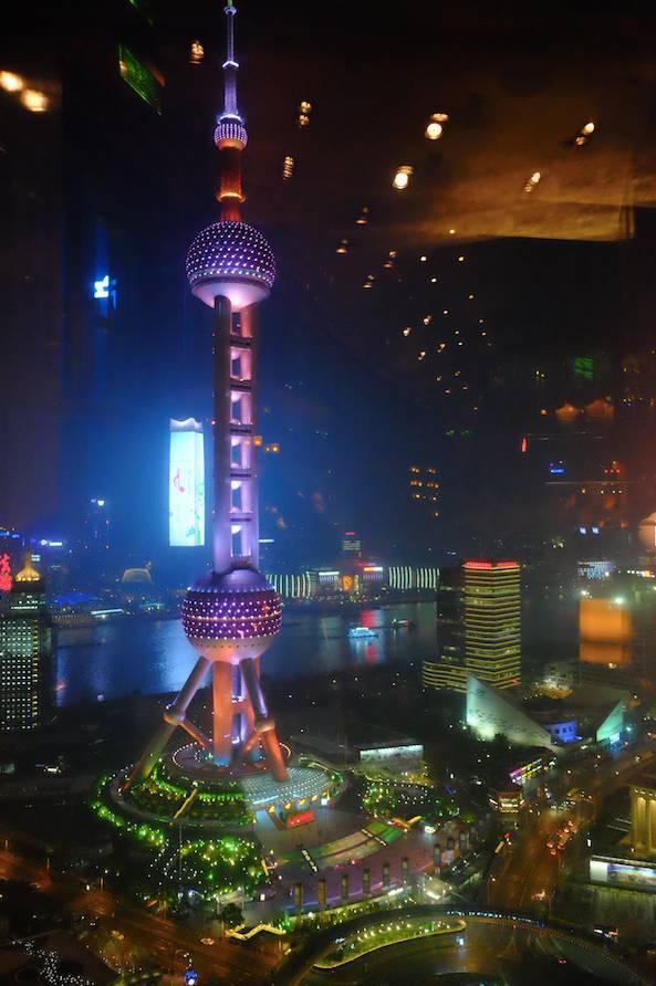 当东方明珠近在眼前,你可以以平视的姿态欣赏于它,还是不能不说不被