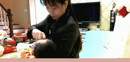 又是保姆虐童:掌掴一岁幼儿,捏鼻强灌米糊险窒息
