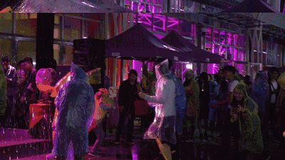 穿上彩色雨衣,在大雨中随着音乐一起嗨 躁动青春的躁动,挥洒的音符