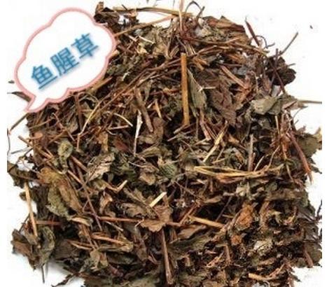 4.在鱼腥草汤水中放入川贝,?块,冰糖,小伙煲至川贝和?