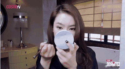 戚薇素颜教化妆 自爆为何不能在老公面前夹睫毛