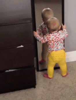 熊孩子你在练摔跤呢?