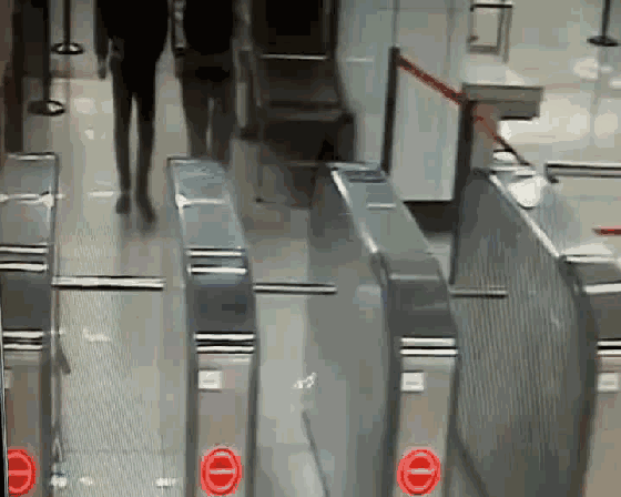 值班站长陈海高立即和巡视岗人员前去560_448gif 动态图 动图