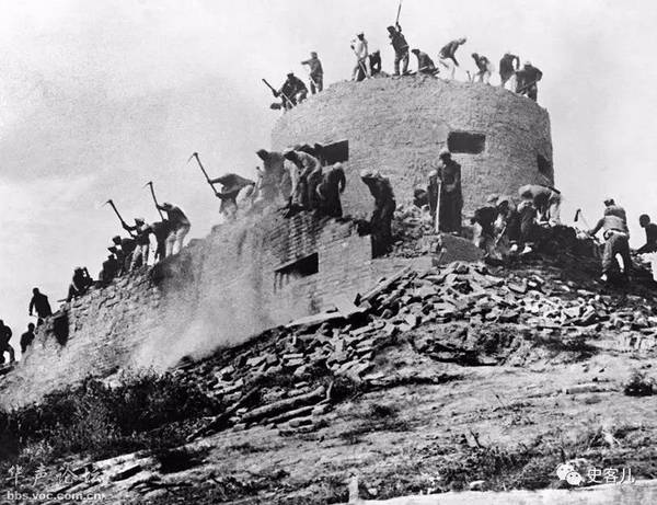 1940年,八路军攻克敌人碉堡后将其拆毁.