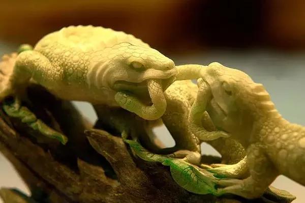 翡翠蜥蜴是以蜥蜴的形态,生活习性,寓意等为雕刻题材的一类玉雕饰品.