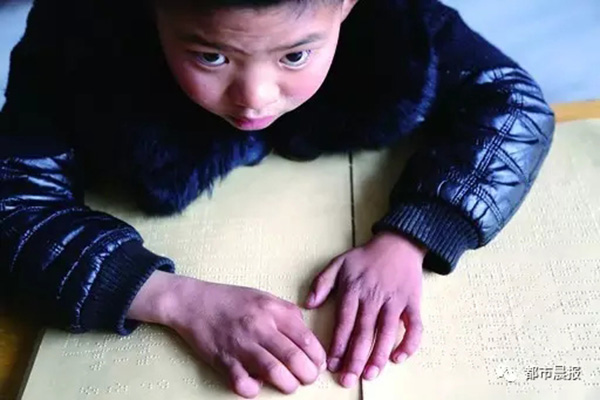为教小脑萎缩的孙子盲文 老人天天趴窗台偷师