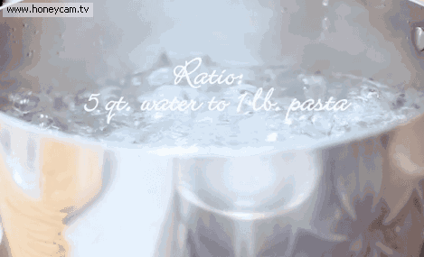 「 沸水下锅 pinpinlife 」 很多人煮面时,都等水完全沸腾后才下锅