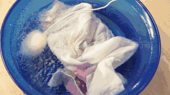 倒入洗衣液 把小元洗衣器打开 不一会儿就受不了了 洗衣器的噪音很大